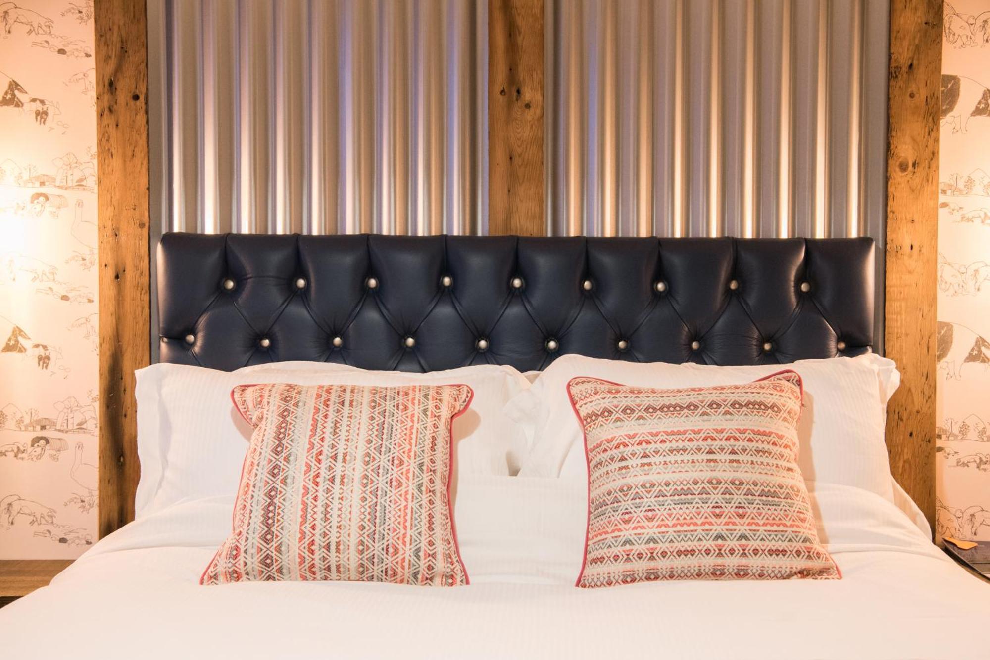 Helen Browning'S Royal Oak Hotel Swindon Room photo