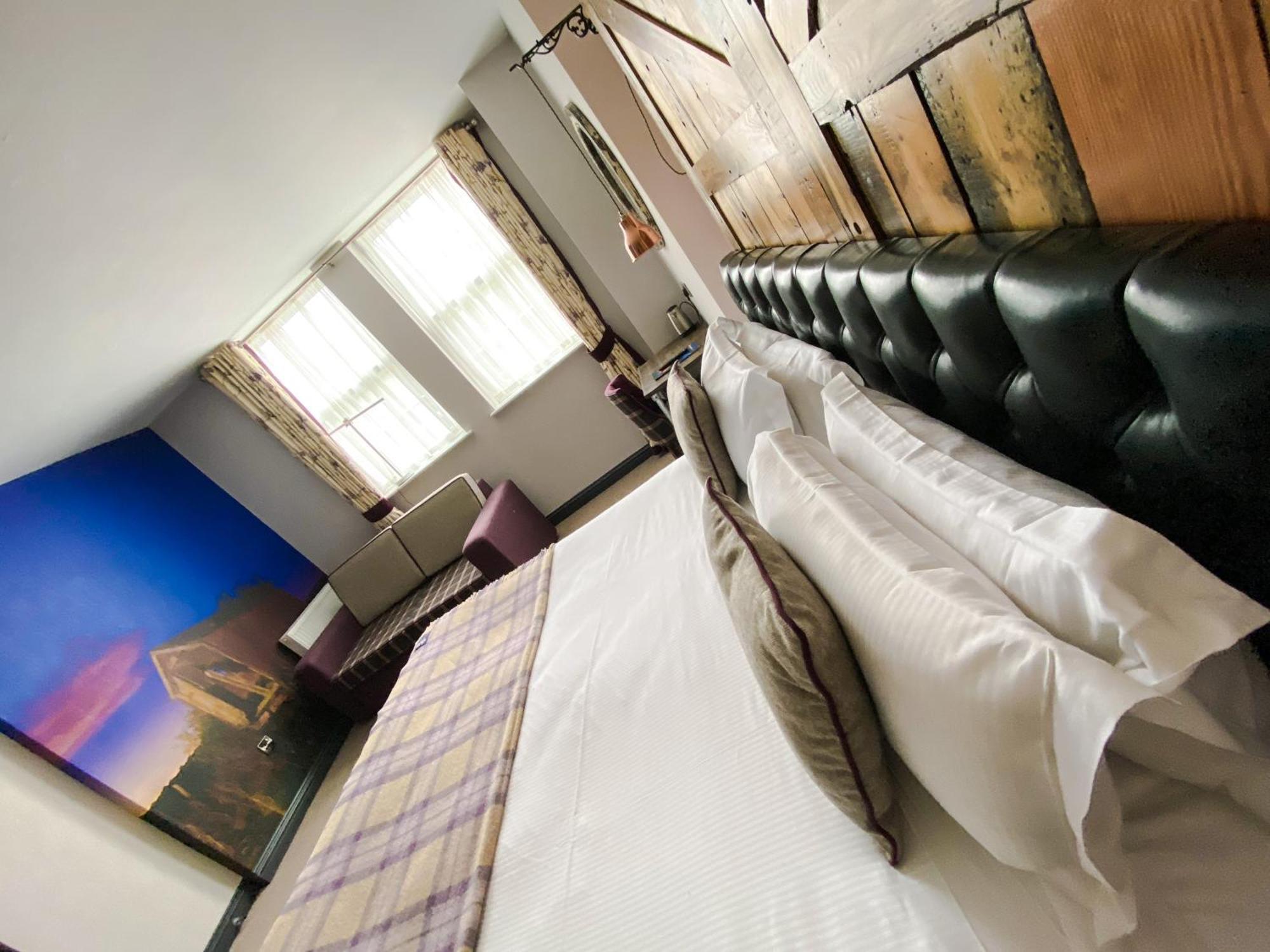 Helen Browning'S Royal Oak Hotel Swindon Room photo