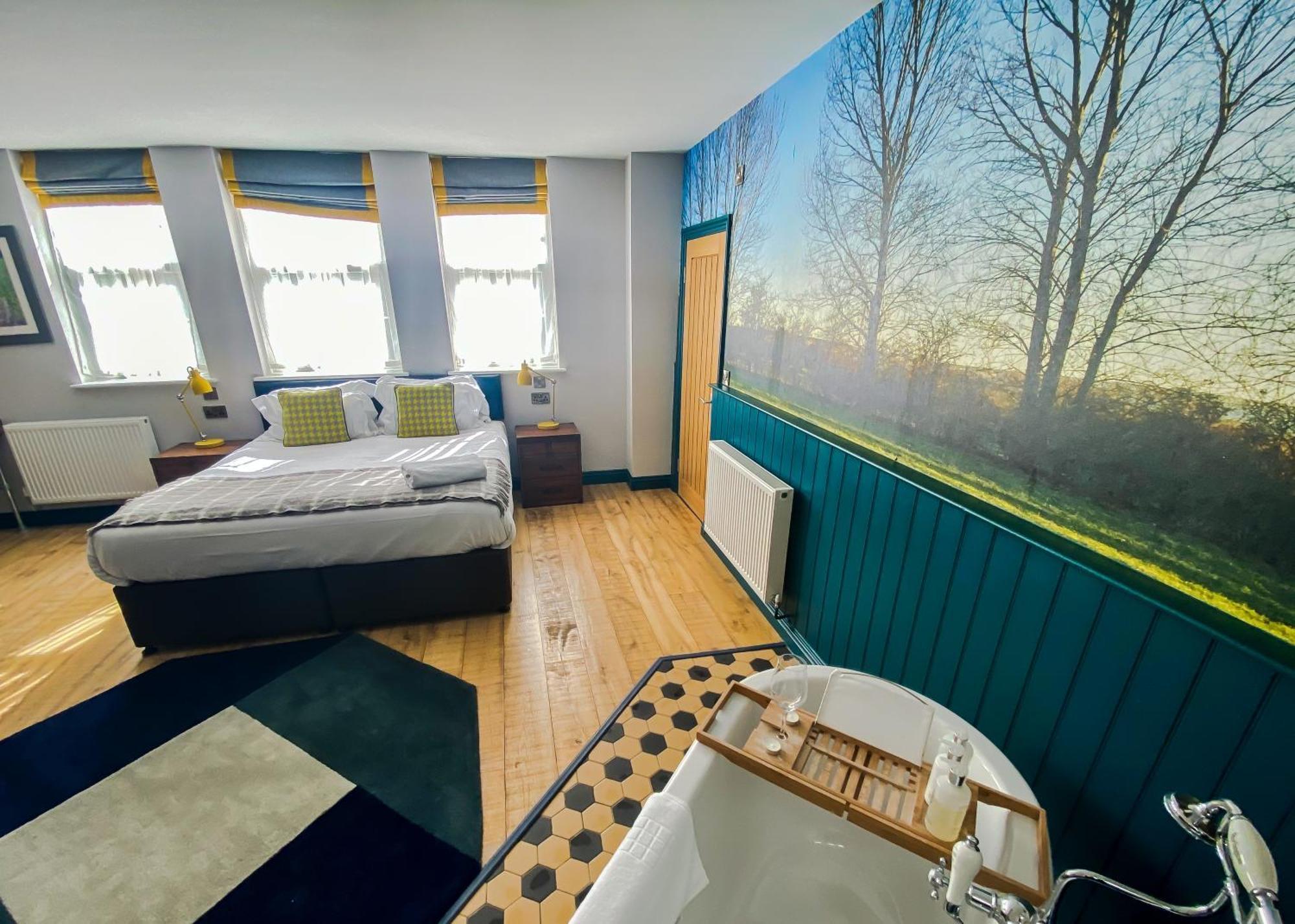 Helen Browning'S Royal Oak Hotel Swindon Room photo