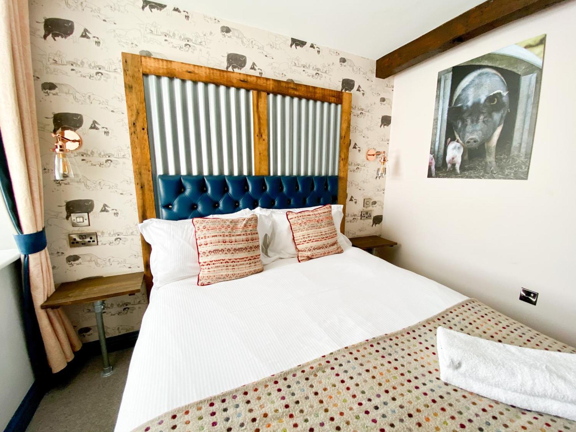 Helen Browning'S Royal Oak Hotel Swindon Room photo